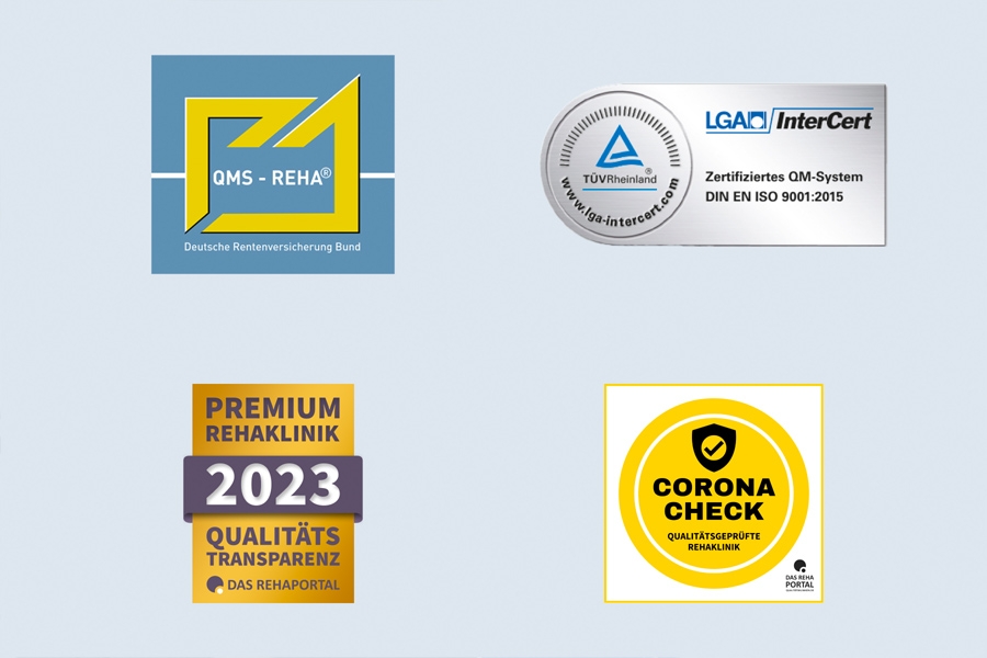 Ein Bild des QMS-Reha-Siegels, des Premium-Rehaklinik-Siegels, des InterCert-Siegels und des Corona-Check-Siegels.